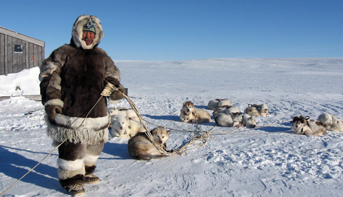 Los Inuit Afirman que la Tierra se ha Inclinado hacia el Norte Simon_tradcloth